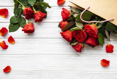 Kırmızı güller ve yaprakları