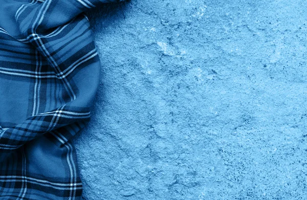 전형적 인 파란색 바탕에 채색 된 돌 배경에 놓인 검은 냅킨 — 스톡 사진