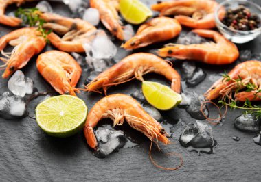 Karidesler limon ile servis edilir