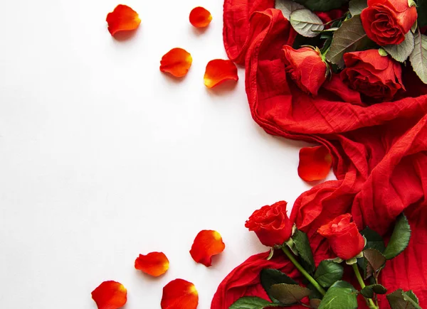 Røde roser og tørklæde - Stock-foto