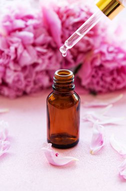 Aromaterapi esansiyel yağlar ve pembe şakayık