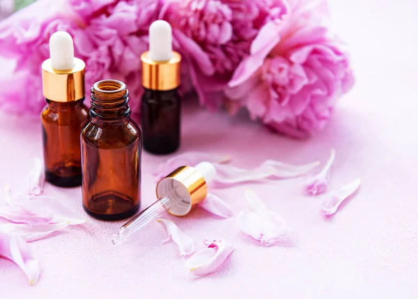 Aceites esenciales de aromaterapia y peonías rosadas —  Fotos de Stock