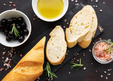 Zeytin ve baharatlar ile dilimlenmiş taze kabuklu baget 