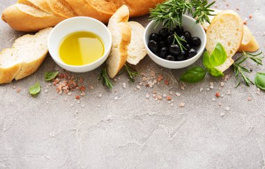 Zeytin ve baharatlar ile dilimlenmiş taze kabuklu baget