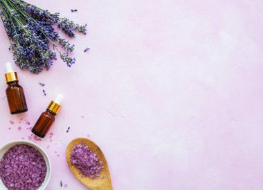 lavanta çiçekleri ve doğal kozmetik ile düz yatıyordu kompozisyon