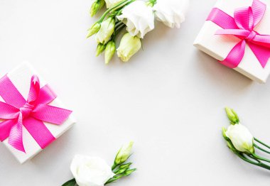 Beyaz Eustoma çiçekleri ve hediye kutusu