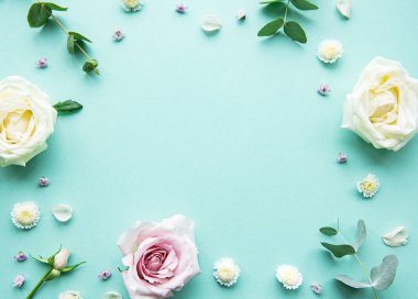 Yeşil arkaplanda çiçek bileşimi