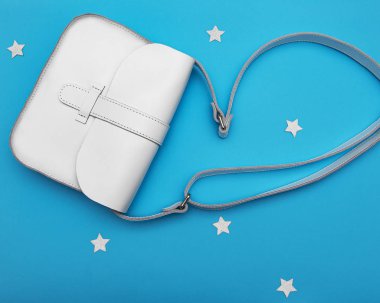 Beyaz kadın deri çanta.