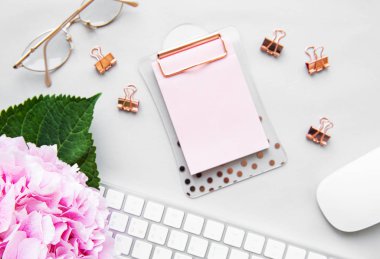 Ofis masası çalışma alanı