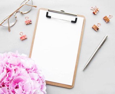 Ofis masası çalışma alanı