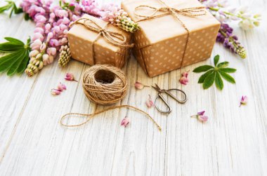 Lupine çiçekler ve hediye kutuları