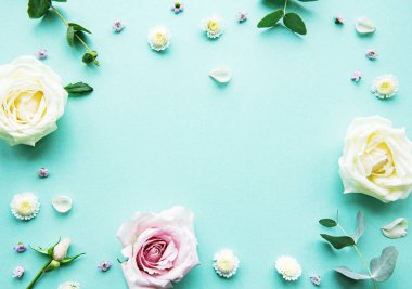 Yeşil arkaplanda çiçek bileşimi