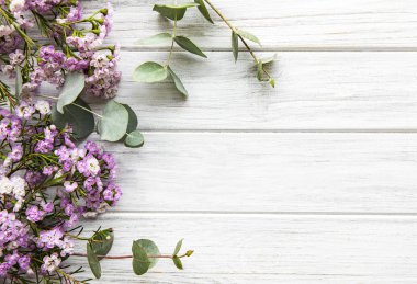 Pembe çiçekler ve okaliptüs.