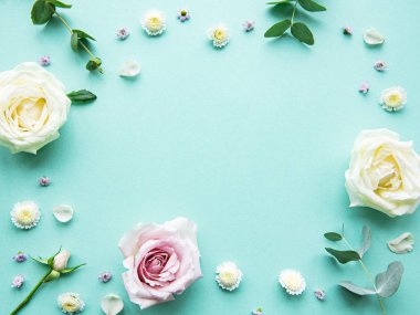 Yeşil arkaplanda çiçek bileşimi