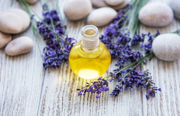 Óleo de lavanda e flores de lavanda — Fotografia de Stock