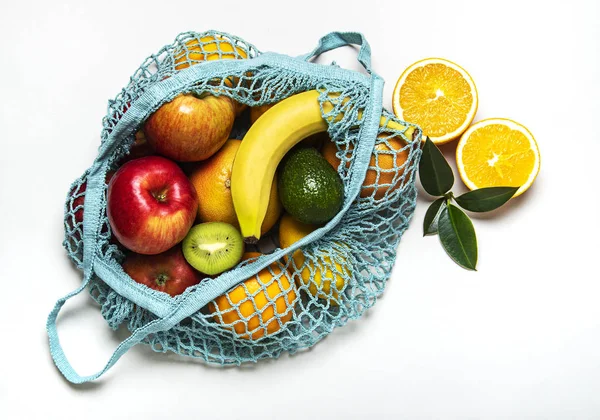 Malha saco de compras com frutas — Fotografia de Stock