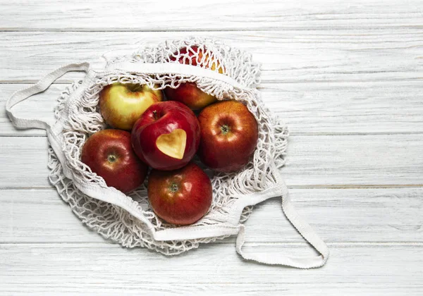 Kjøpesekk med epler stockbilde