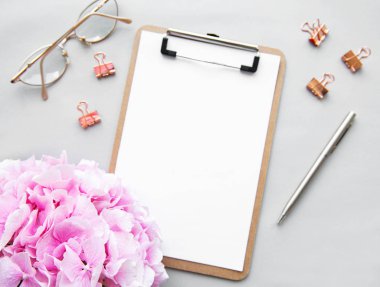 Ofis masası çalışma alanı