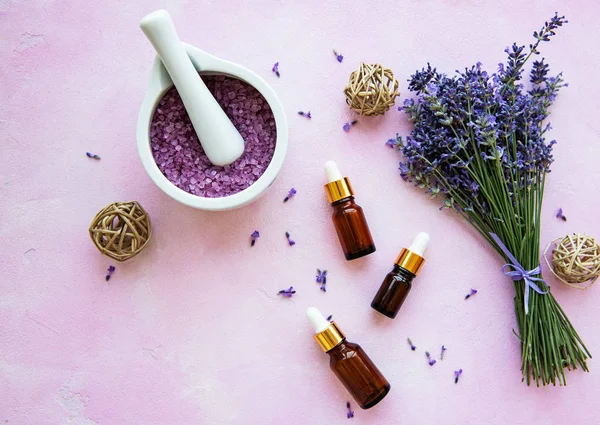 Composição de leigos planos com flores de lavanda e cosméticos naturais — Fotografia de Stock