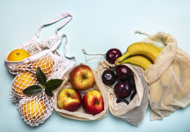 Meyveli alışveriş torbaları.