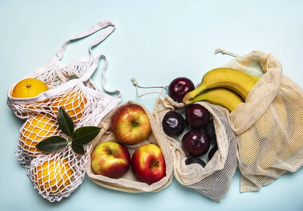 Malha sacos de compras com frutas — Fotografia de Stock