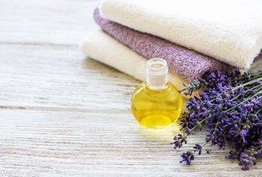 lavanta yağı ve lavanta çiçekleri