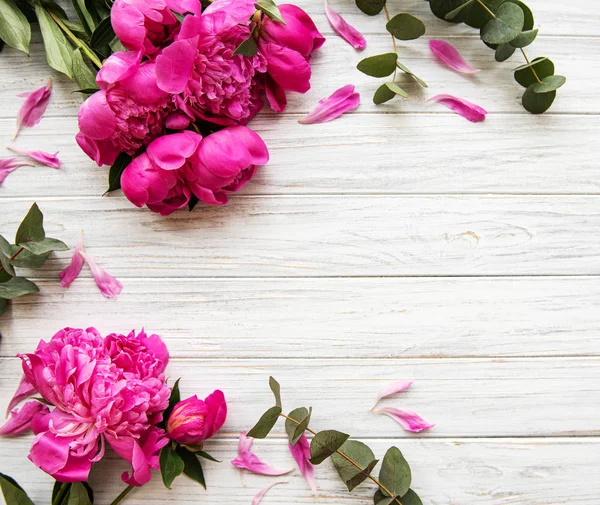 พื้นหลังด้วยดอกโบตั๋นสีชมพู — ภาพถ่ายสต็อก