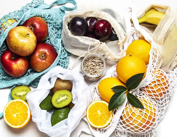 Malha sacos de compras com frutas — Fotografia de Stock