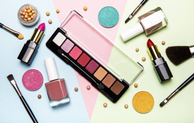 Dekoratif kozmetik kümesi