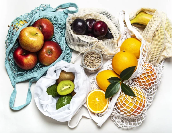 Malha sacos de compras com frutas — Fotografia de Stock