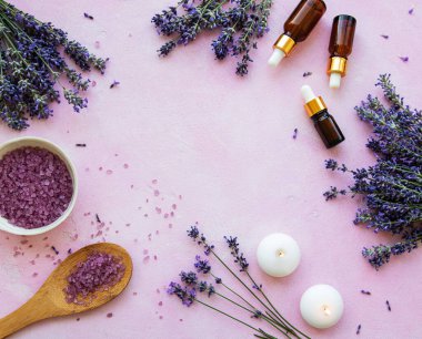 lavanta çiçekleri ve doğal kozmetik ile düz yatıyordu kompozisyon