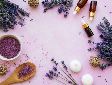 lavanta çiçekleri ve doğal kozmetik ile düz yatıyordu kompozisyon