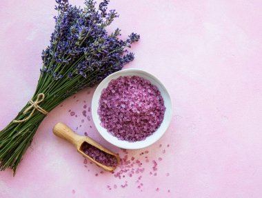 lavanta çiçekleri ve doğal deniz tuzu ile düz yatıyordu kompozisyon