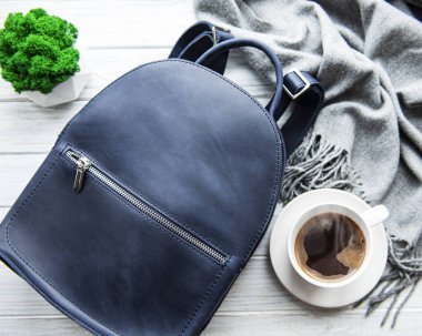 Mavi deri sırt çantası