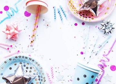 Doğum günü süslemeleri. Yukarıdan ücretsiz metin alanı olan tablo ayarı. Düz yatış, üst görünüm