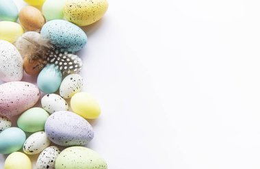 Paskalya tatili geçmişi. Beyaz arka planda renkli Paskalya yumurtaları. Düz yatış, üst görünüm.