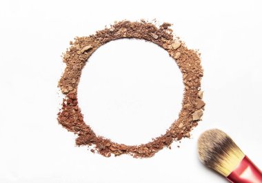 Kozmetik ürünleri beyaz arka planda güzellik ürünlerinin göz farı kullanırlar. Üst görünüm.