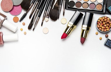 Beyaz bir arka planda dekoratif kozmetik seti. Düz yatış, üst görünüm.