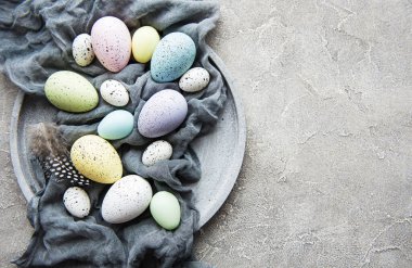 Paskalya yumurtaları gri beton arka planda. Üst manzara, düz uzanma. 
