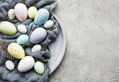 Paskalya yumurtaları gri beton arka planda. Üst manzara, düz uzanma. 