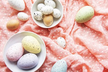 Kaselerde renkli Paskalya yumurtaları. Paskalya bayramı çocuk oyuncağı, düz uzanma, üst manzara.