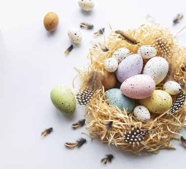 Beyaz arka planda renkli Paskalya yumurtaları. Asgari paskalya konsepti. Üst manzara, düz uzanma. 