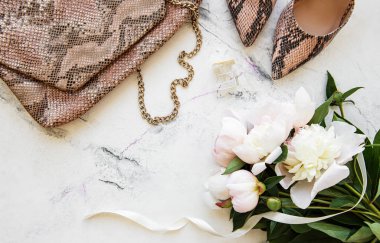 Yaz kadın kıyafeti. Çanta, Ayakkabı, şakayık çiçekler ile kozmetik seti. 