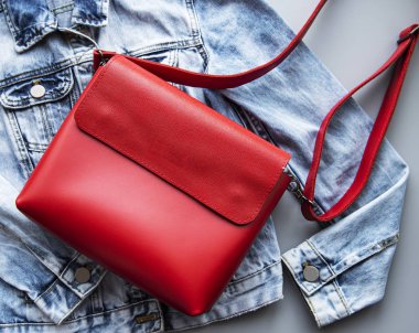 Kırmızı deri kadın çantası. Düz yatıyordu. Üst görünüm.