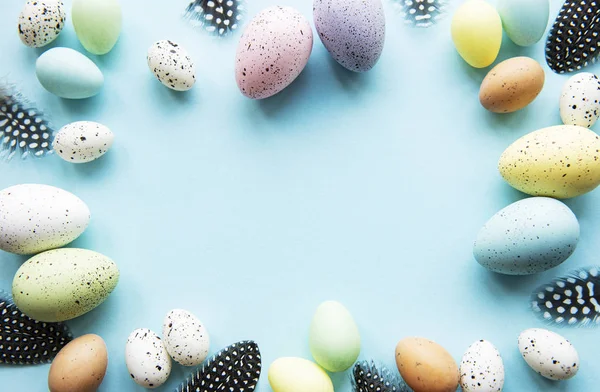 Värikkäitä Pääsiäismunia Pastellin Sinisellä Taustalla Pääsiäinen Loma Käsite Tasainen Lay — kuvapankkivalokuva