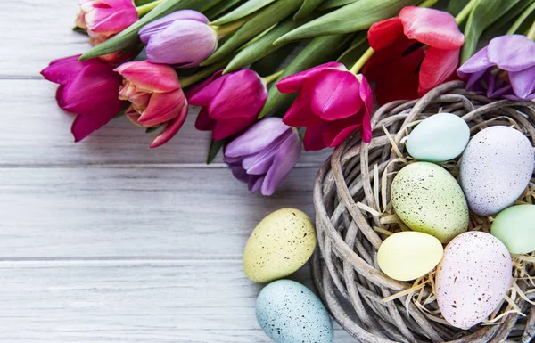 Sfondo Pasquale Con Uova Colorate Nel Nido Tulipani Rosa Sfondo — Foto Stock