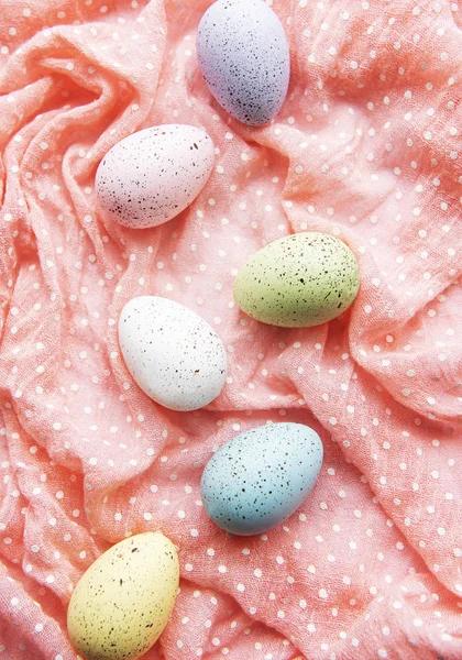 Huevos Pascua Coloridos Sobre Fondo Tela Rosa Vista Superior Plano — Foto de Stock