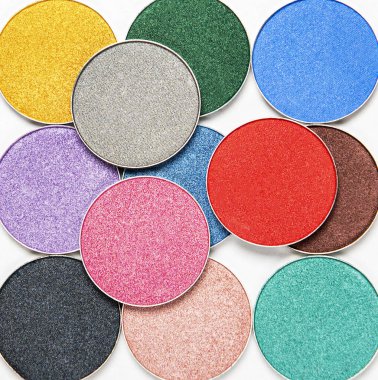 Çeşitli renklerde metalik allık ya da beyaz arka planda göz farı. Düz yatış, üst görünüm