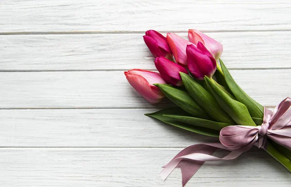 Hermoso Ramo Tulipanes Sobre Fondo Madera Blanca —  Fotos de Stock