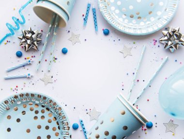 Doğum günü süslemeleri. Yukarıdan ücretsiz metin alanı olan tablo ayarı. Düz yatış, üst görünüm